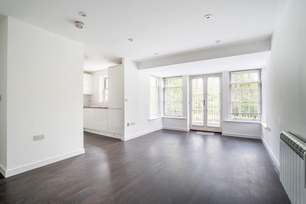 Property photo 2 of 11 Living Room