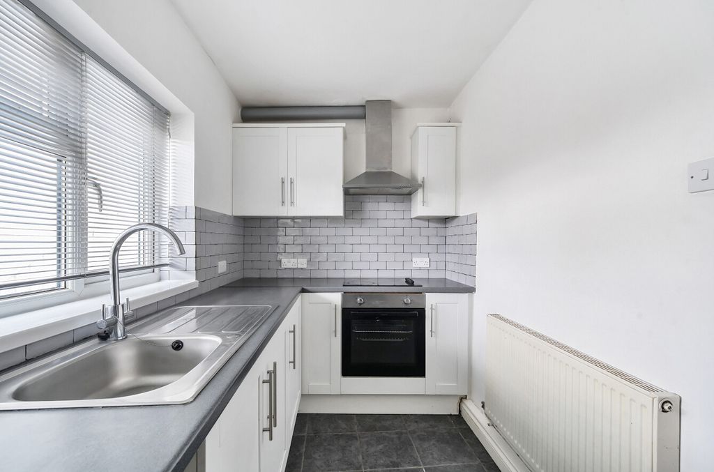 Property photo 2 of 9 Kitchen
