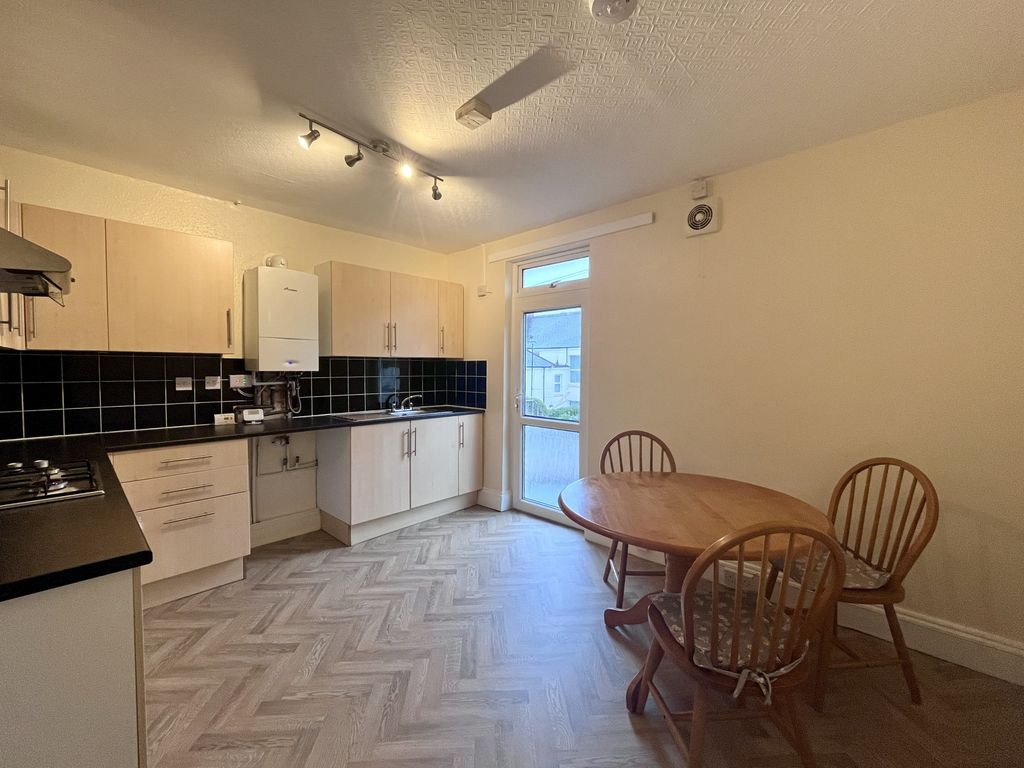 Property photo 3 of 14 Kitchen 1