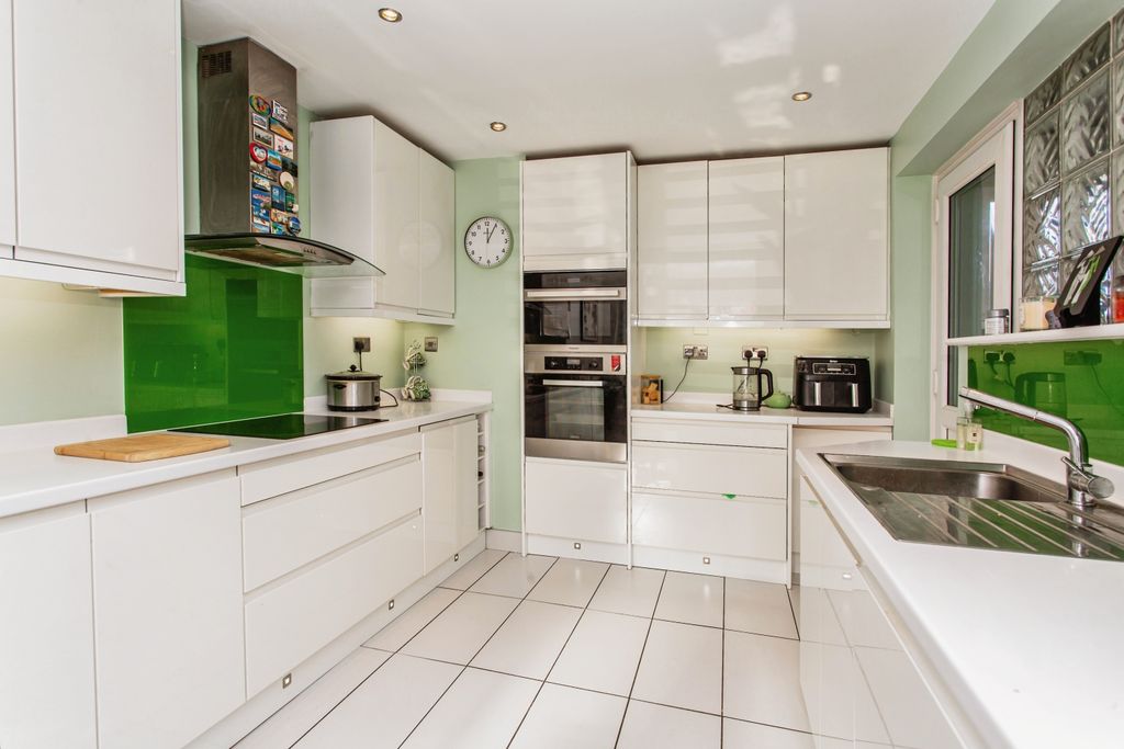 Property photo 3 of 19 Fitted Kitchen