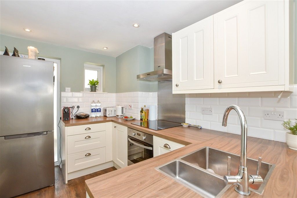 Property photo 3 of 11 Kitchen