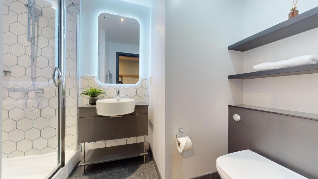 Property photo 3 of 19 Bathroom