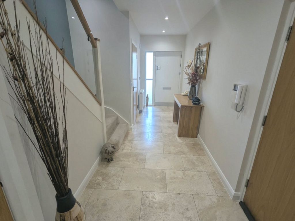 Property photo 3 of 28
