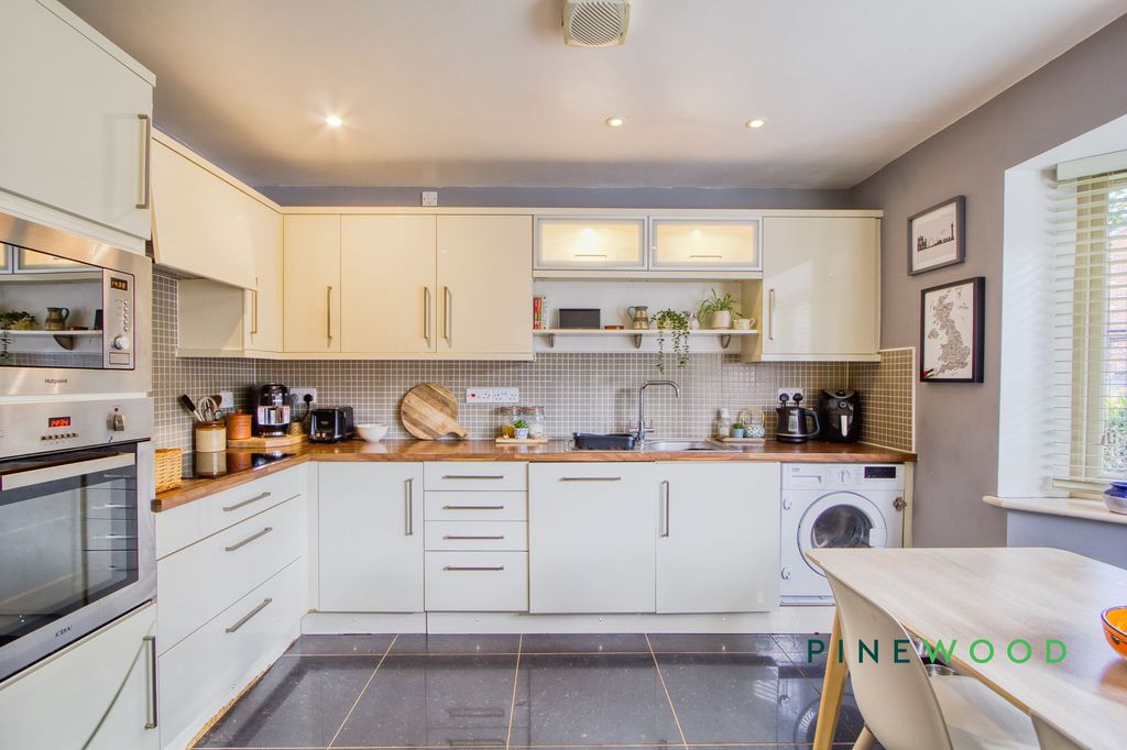 Property photo 3 of 24 Kitchen / Diner