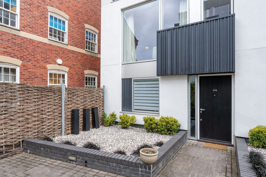 Property photo 2 of 31