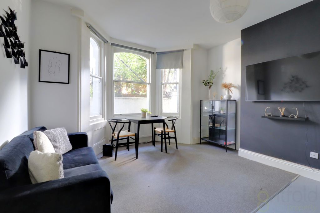 Property photo 1 of 11 Living Room/Kitchen