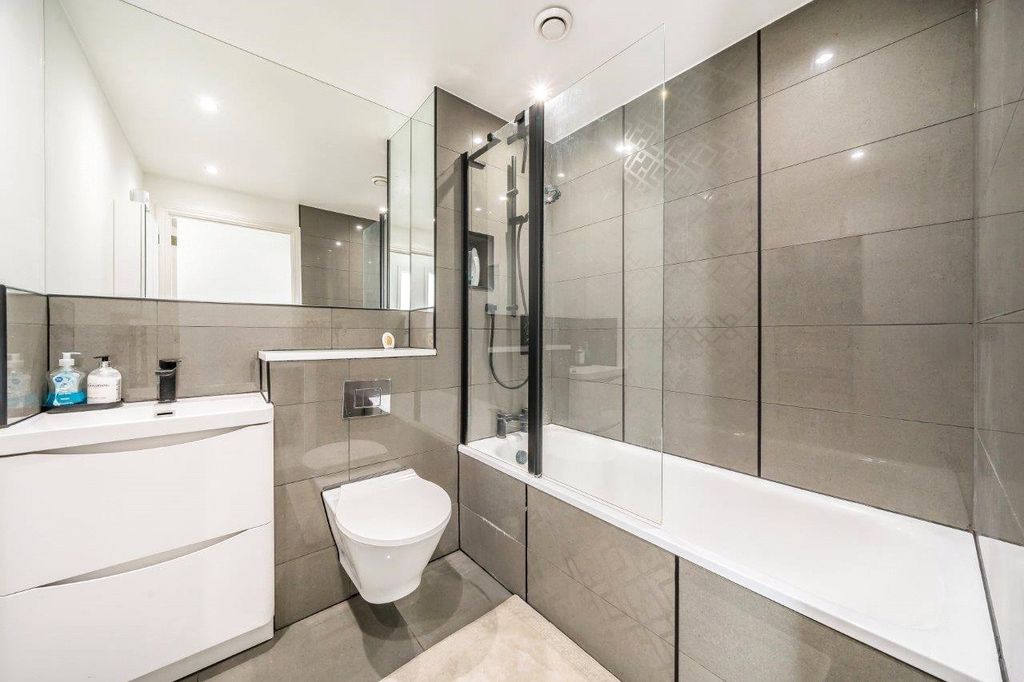 Property photo 3 of 6 Bathroom