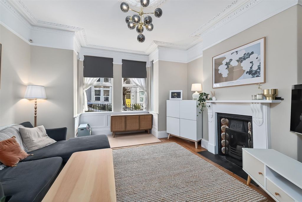 Property photo 2 of 24 Lounge