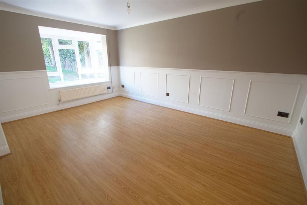 Property photo 3 of 13 Lounge