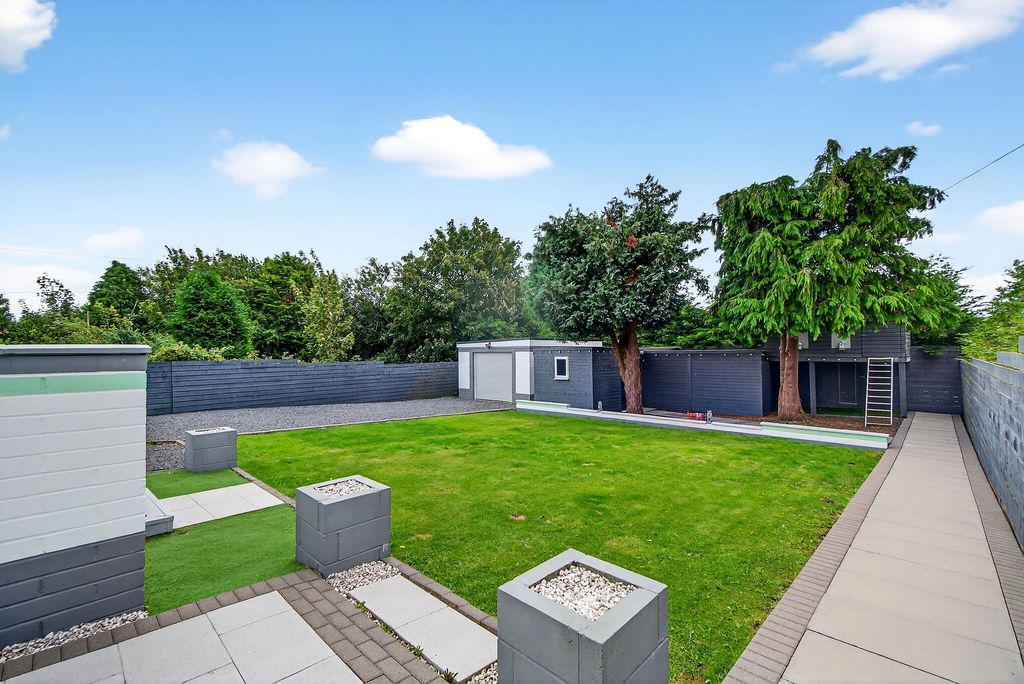 Property photo 2 of 39