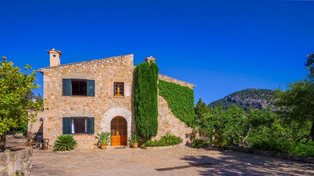 Property photo 1 of 20 P1555574-Hdr