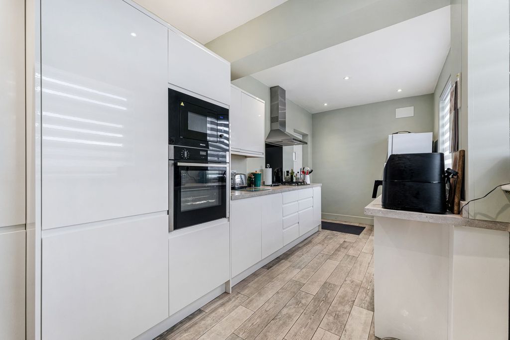 Property photo 2 of 27