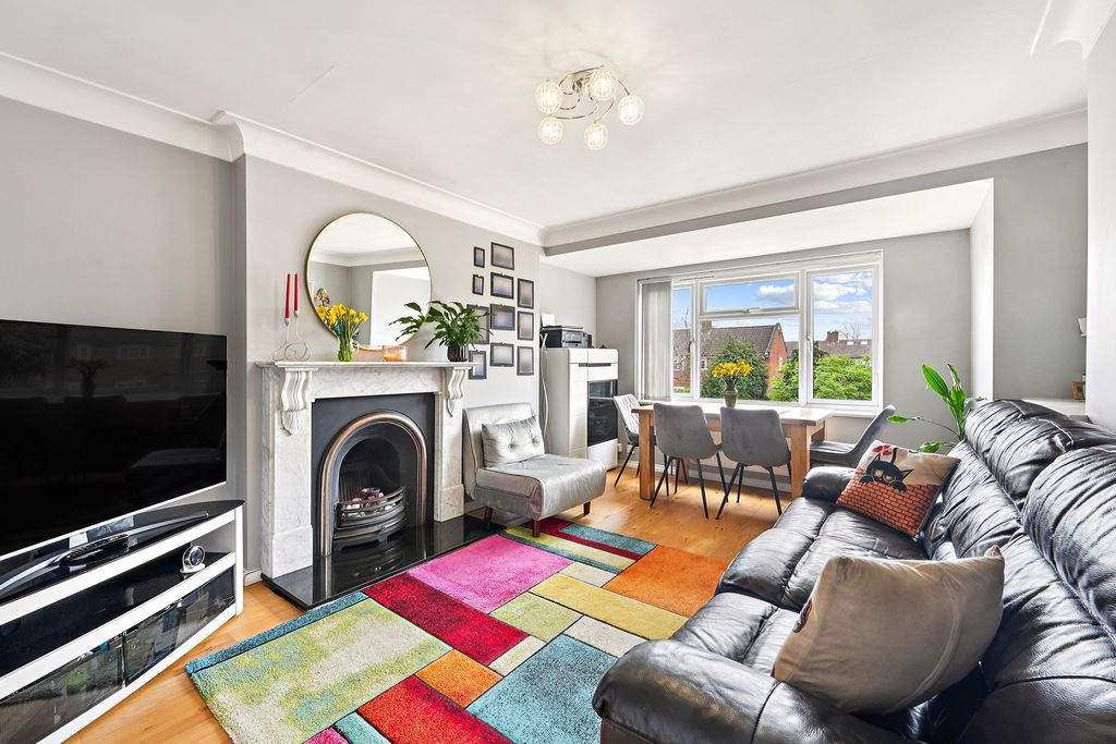 Property photo 3 of 15 Lounge