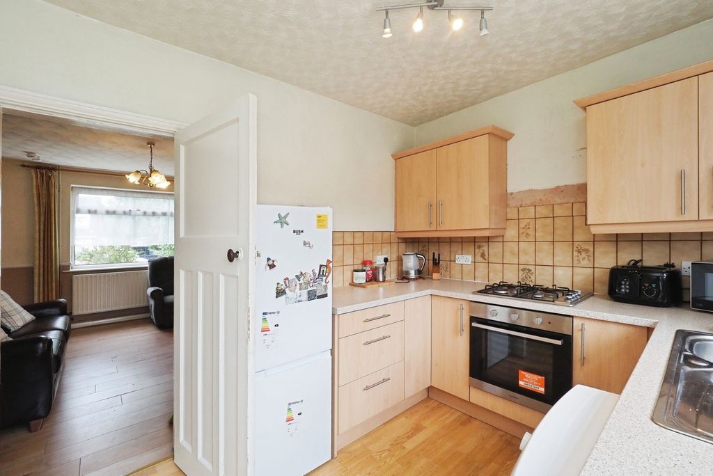 Property photo 3 of 17 Kitchen