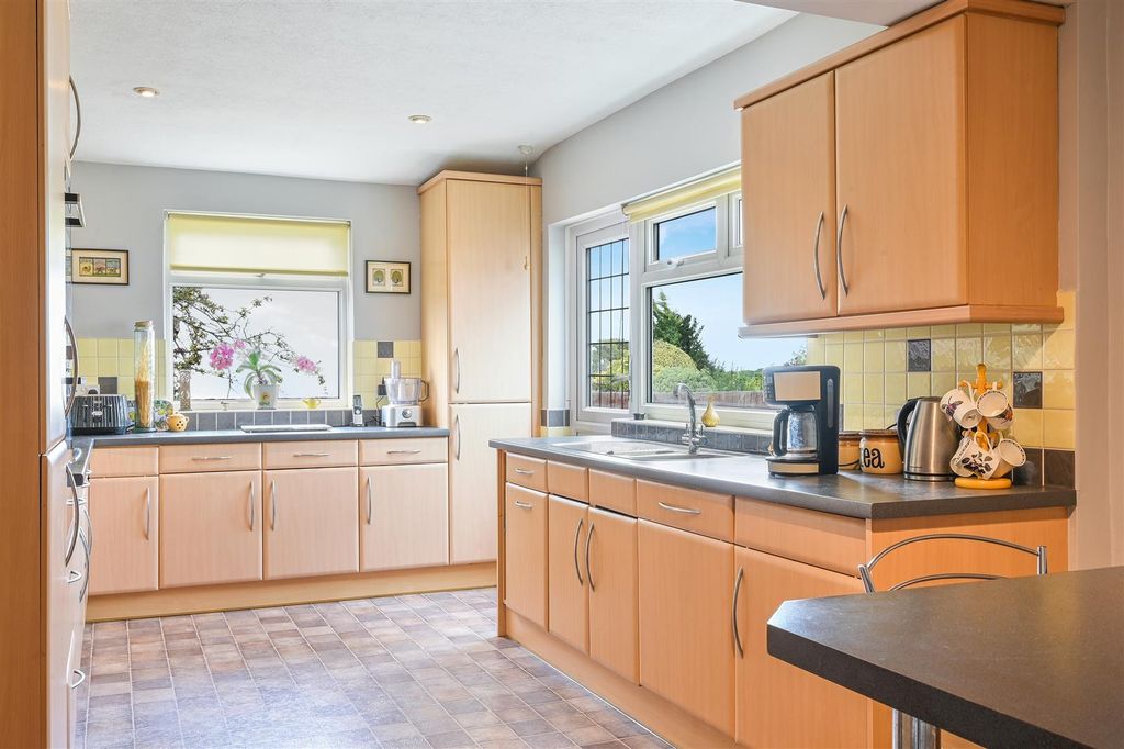 Property photo 3 of 21 Willmot Way, 54- (9).Jpg