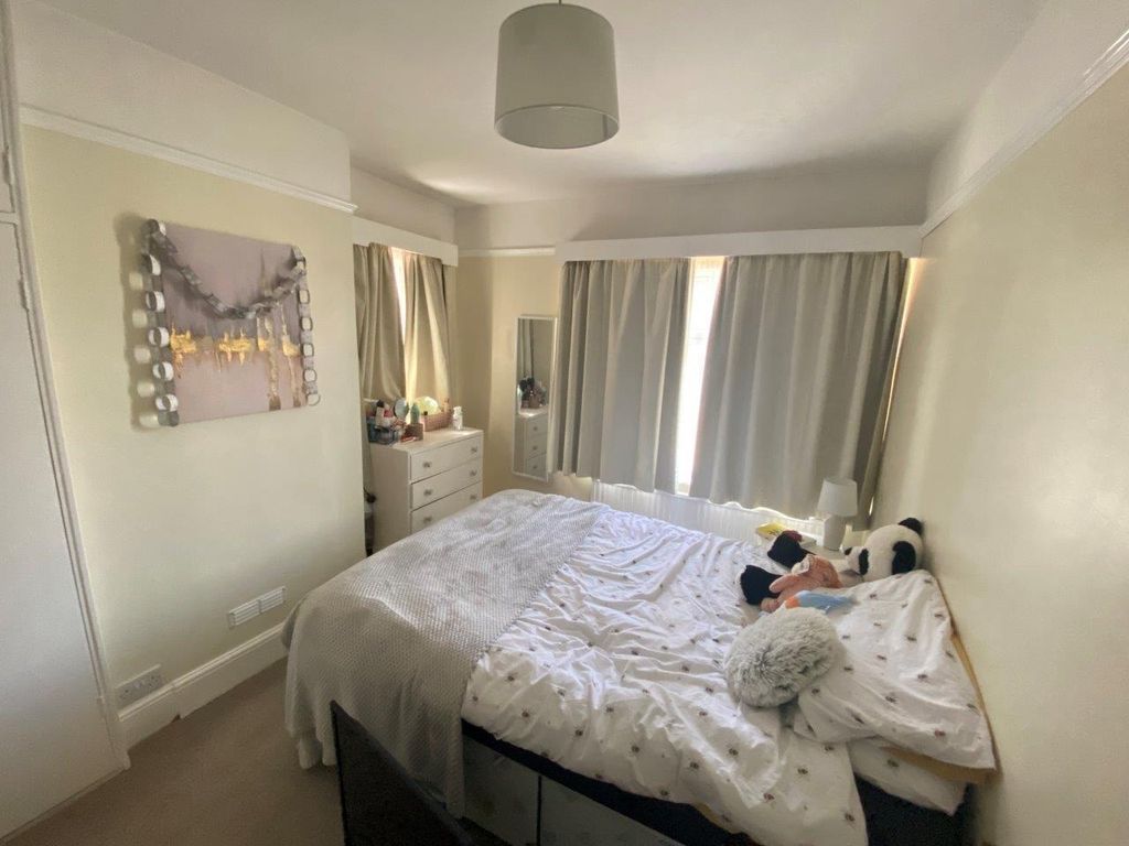 Property photo 2 of 23 Bright And Cosy Bedroom With A Comfy Double Bed...