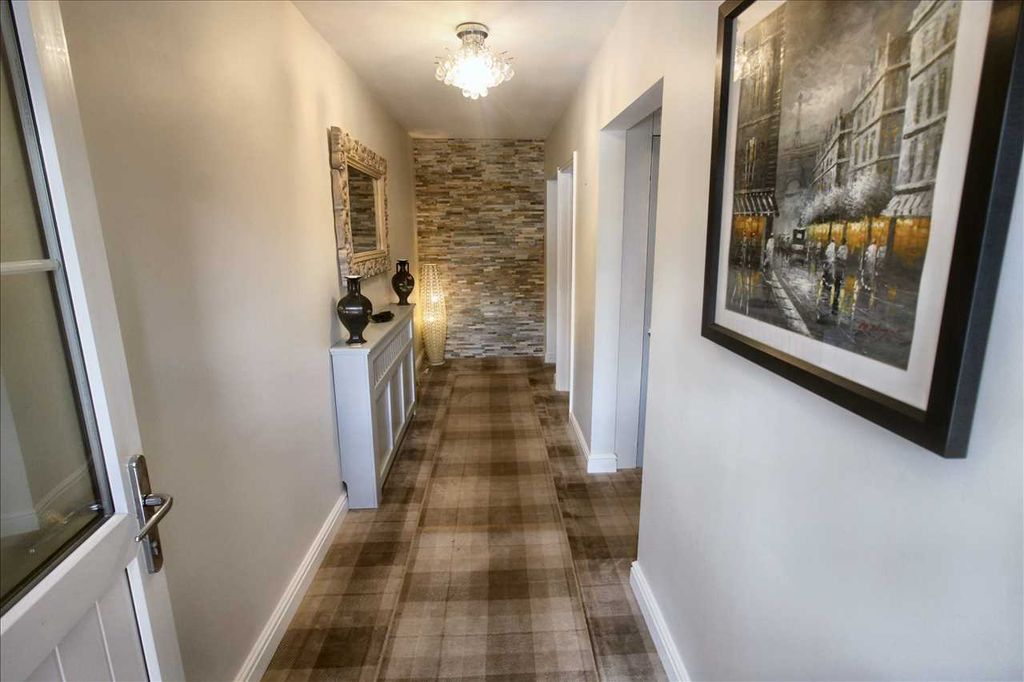 Property photo 2 of 31 Entance Hall