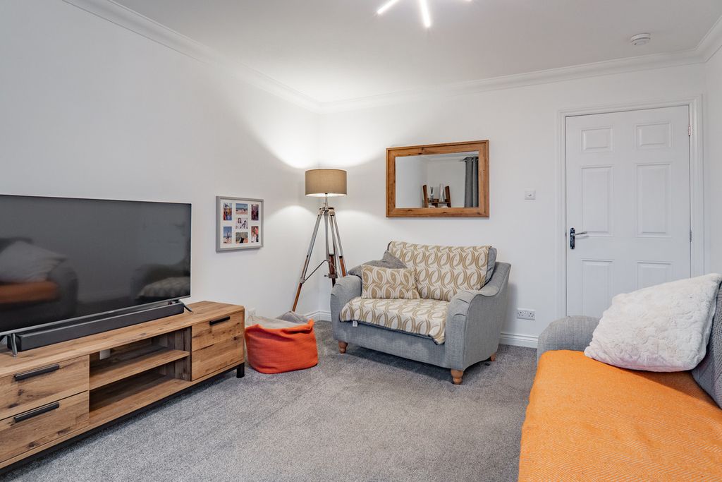 Property photo 2 of 31