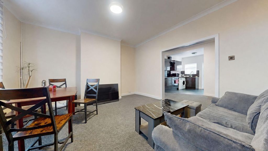 Property photo 3 of 21 Vernon Street Living Room