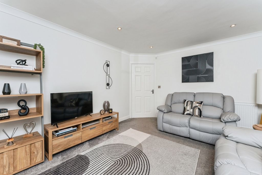 Property photo 3 of 17 Lounge