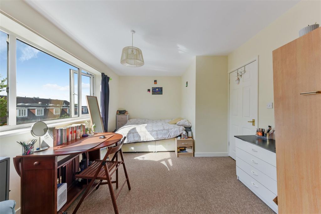 Property photo 3 of 14 Worple Road (25).Jpg