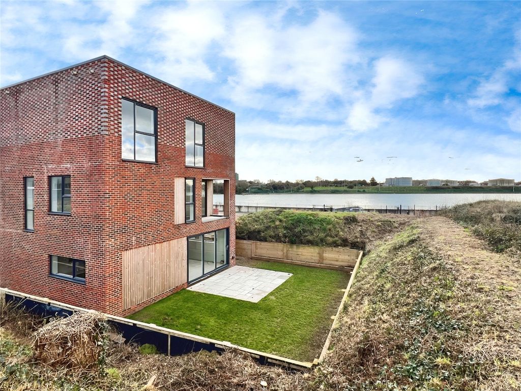 Property photo 1 of 7 Garden External