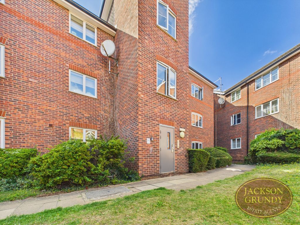 Property photo 1 of 9 Aldbury Court