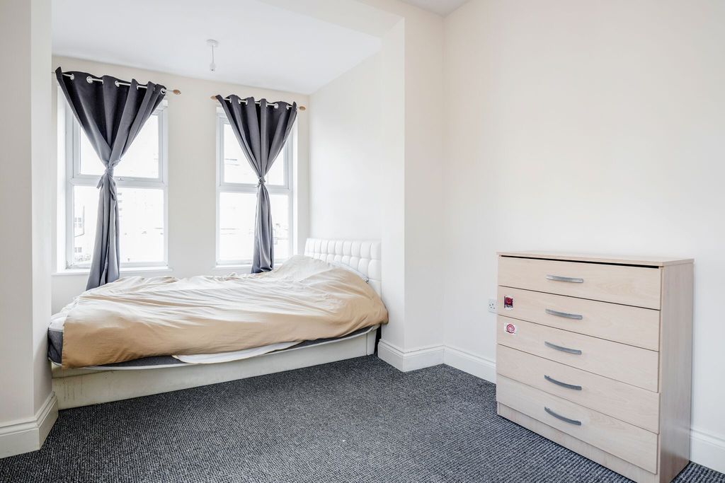 Property photo 2 of 27