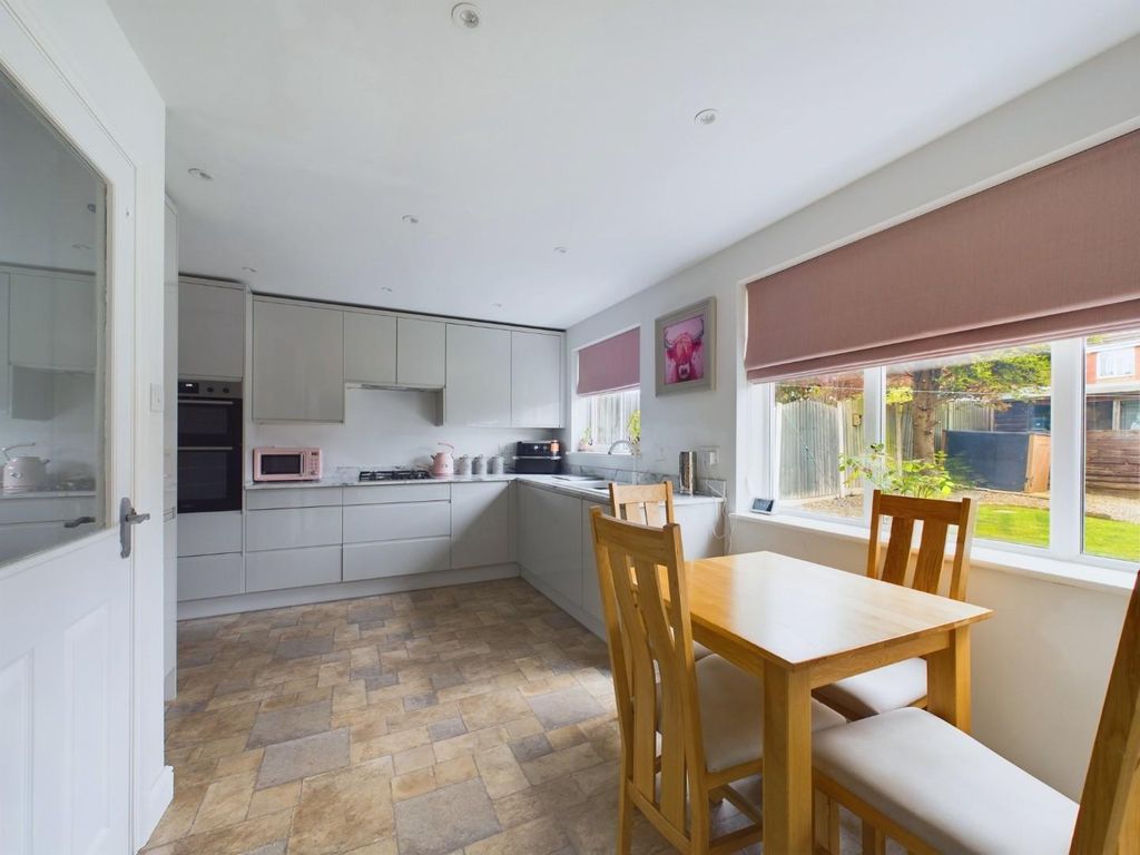 Property photo 2 of 32 Breakfast Kitchen