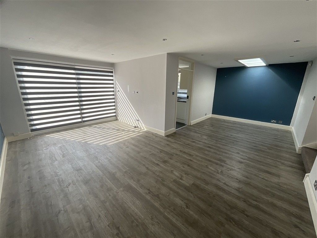 Property photo 3 of 12 Lounge