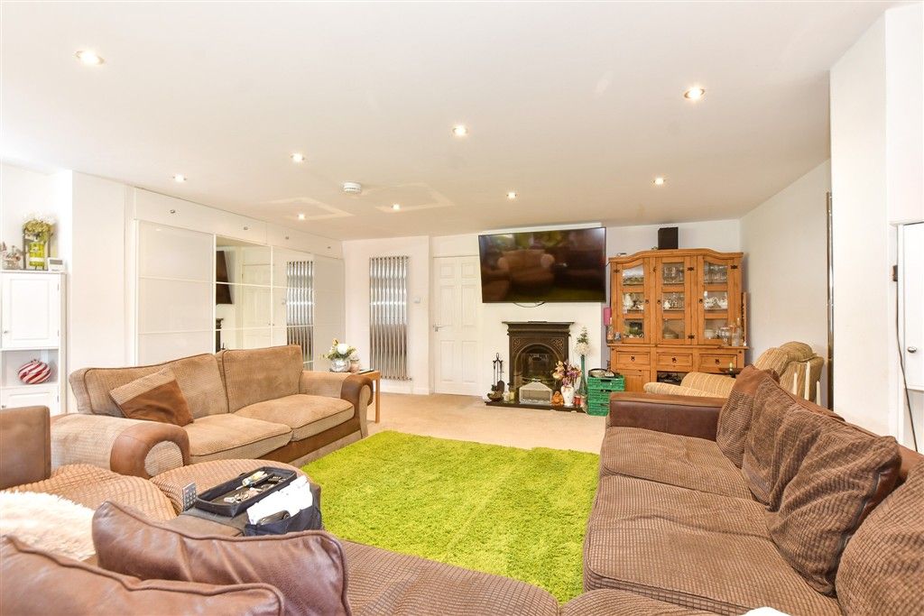 Property photo 2 of 18 Lounge