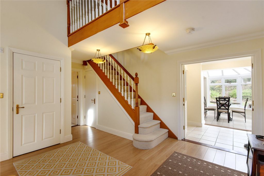 Property photo 2 of 33 Entrance Hall