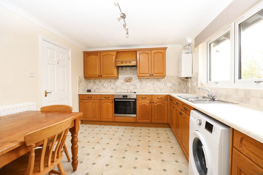 Property photo 2 of 11 Dining Kitchen