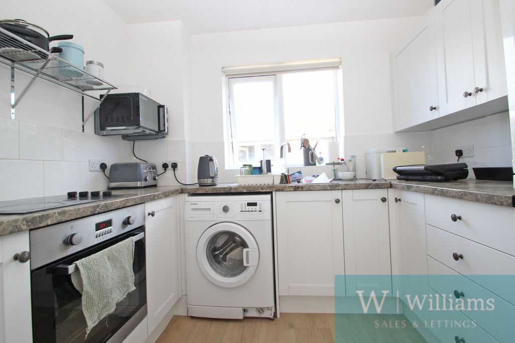 Property photo 3 of 10 Kitchen