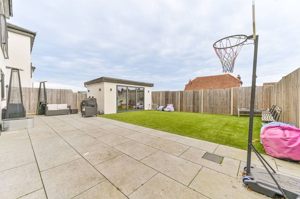 Property photo 3 of 31