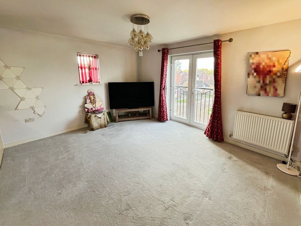 Property photo 3 of 12 Lounge