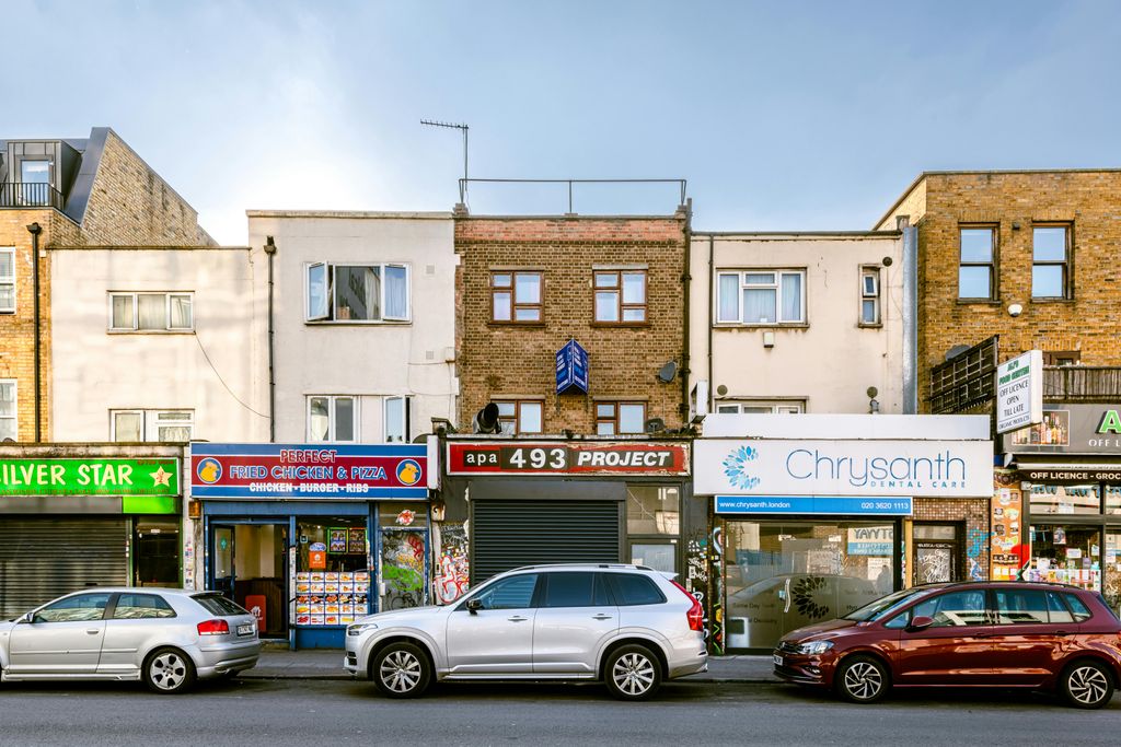 Property photo 3 of 14 Cambridge Heath Rd 493  2.Jpg