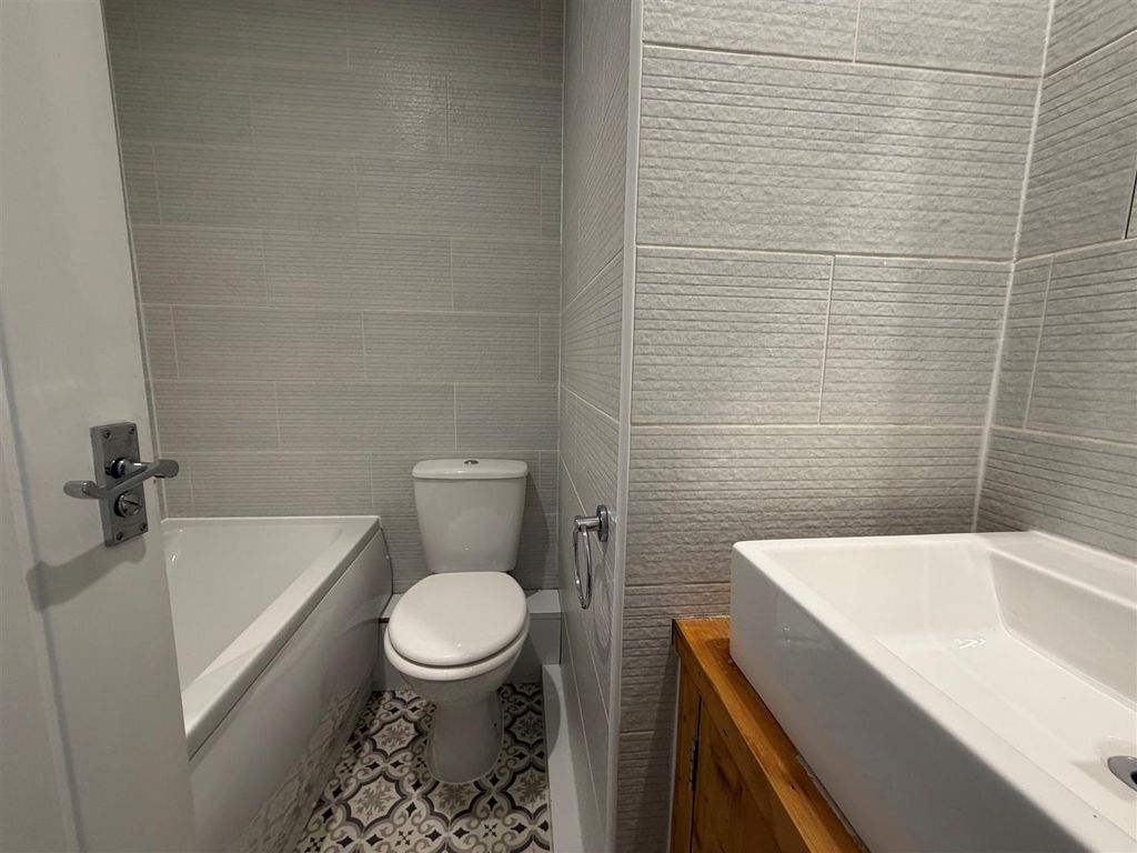 Property photo 1 of 8 Bathroom