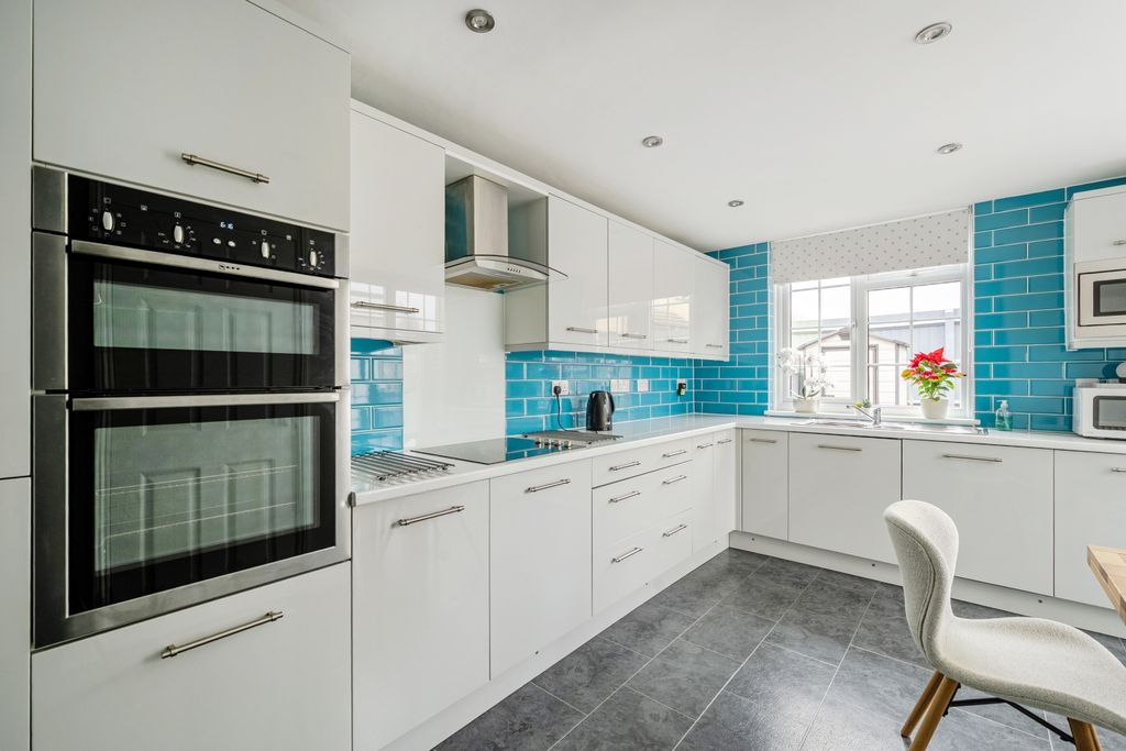 Property photo 2 of 11 1385540-10-69285749Dd6c6