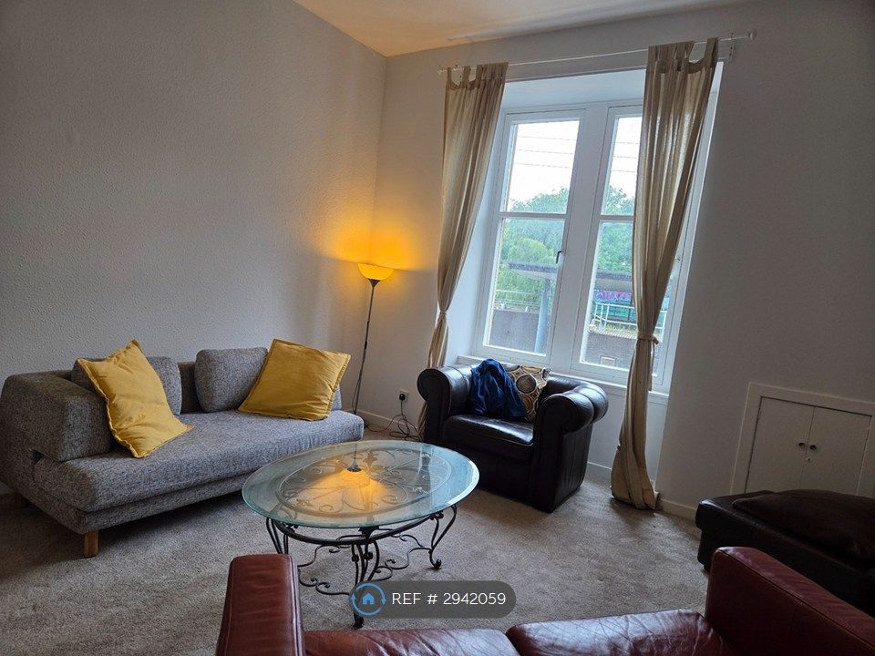 Property photo 1 of 10 Living Room