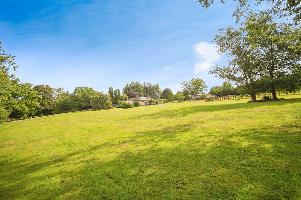Property photo 1 of 26 Mature Garden