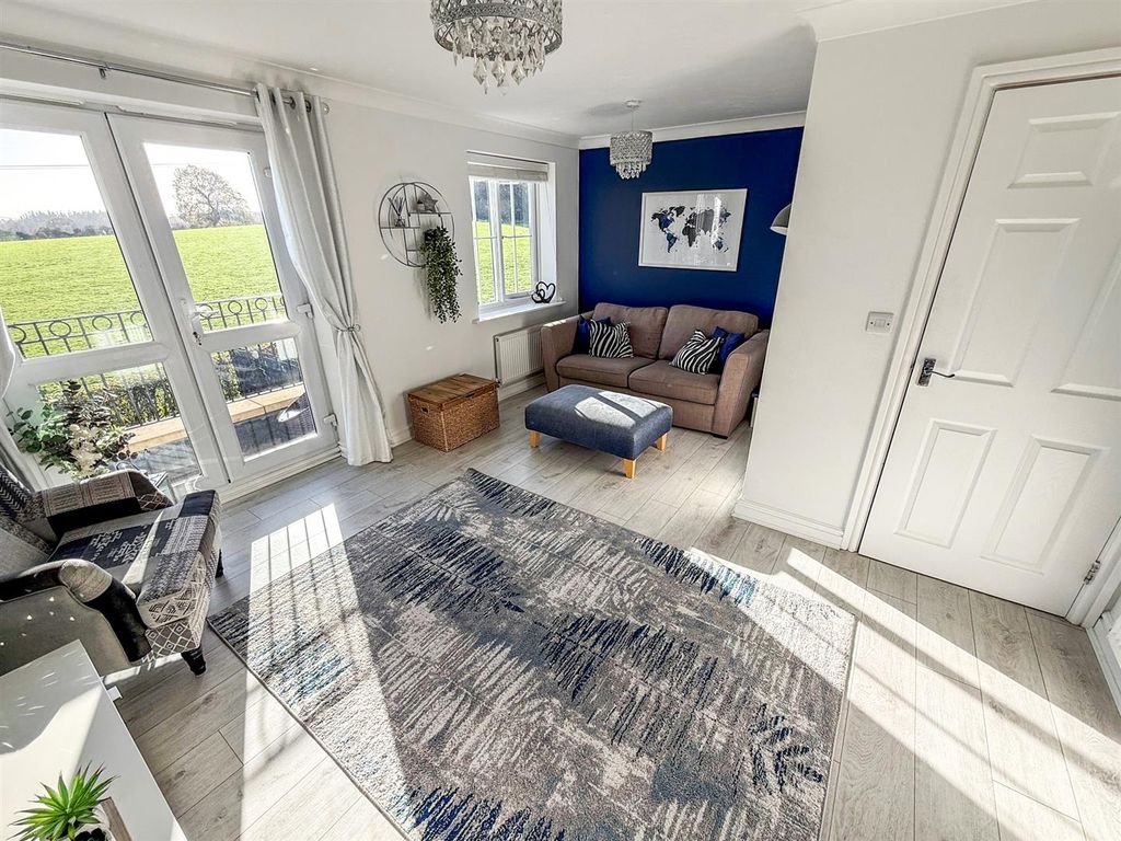 Property photo 3 of 22 Lounge