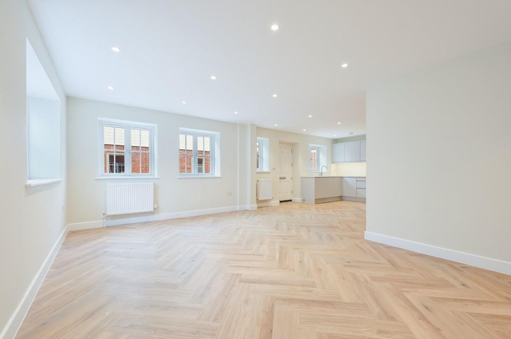 Property photo 2 of 19 Mews House