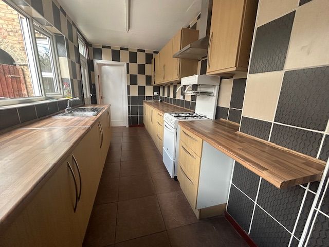 Property photo 2 of 10 Kitchen