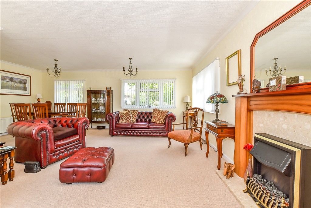 Property photo 3 of 11 Lounge