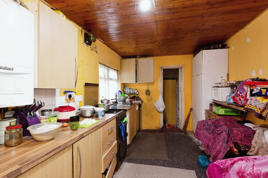 Property photo 3 of 12 Kitchen