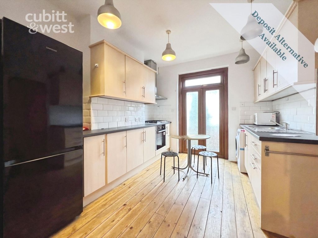 Property photo 3 of 12 Kitchen