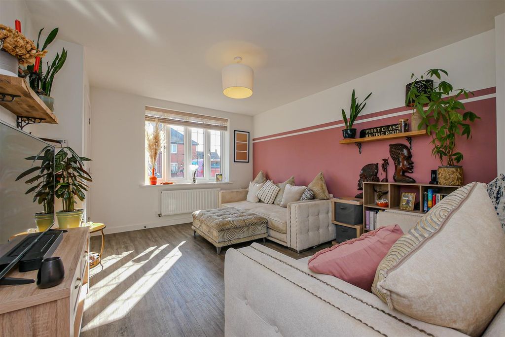 Property photo 3 of 15 Lounge