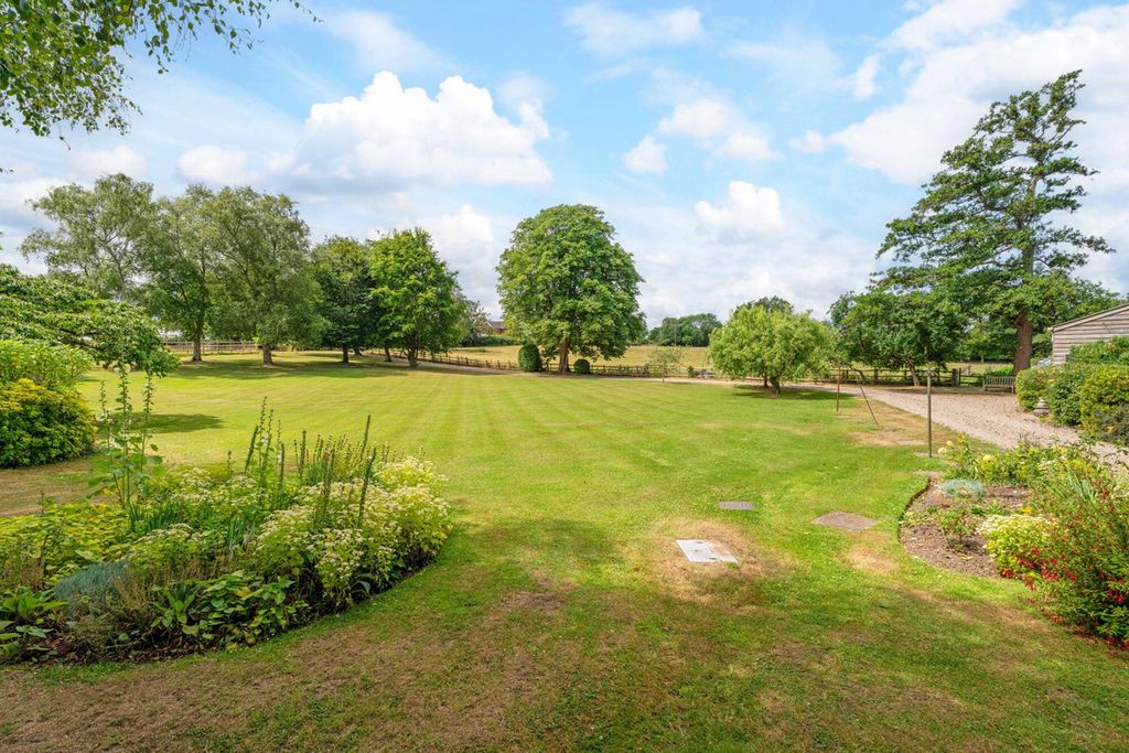 Property photo 2 of 28