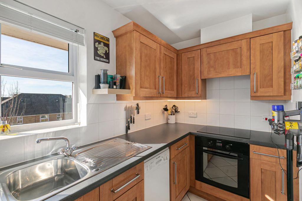 Property photo 3 of 10 Kitchen